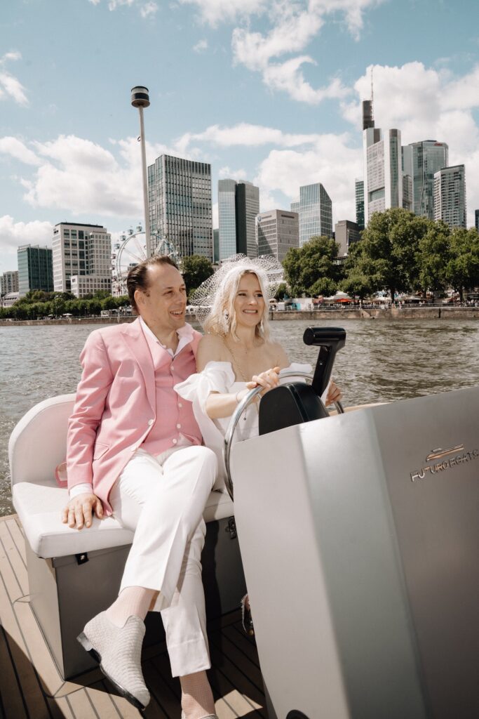 Bootsfahrt_Rhein-Main_Skyline_City_Hochzeit_Frankfurt_Hochzeitsplaner_Stefanie_Lahm